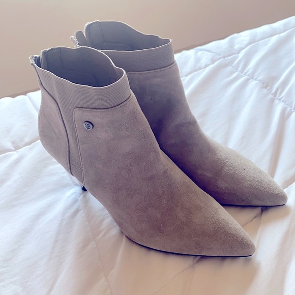 Size 9 pointy, suede, ankle booties - Picture 6 of 9